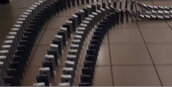 10.000 iPhonekin egindako domino erraldoia