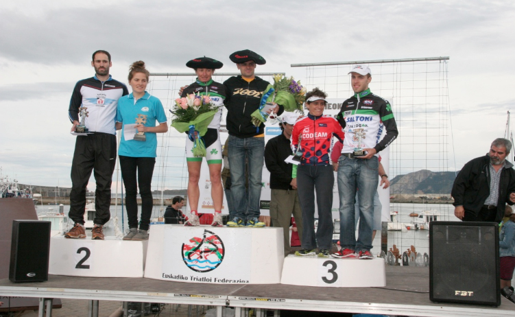 Bermeoko VI. triatloiaren podiuma ARGAZKIAK: aritzatxutriatloi.com