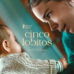 KRITIKA: Berlinalen estreinatu duen 'Cinco Lobitos' filmean amatasunaren eta familien arrakaladak azalaratu ditu